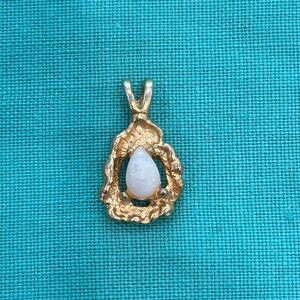 💛 Vintage Gold Tone Faux Opal Pendant